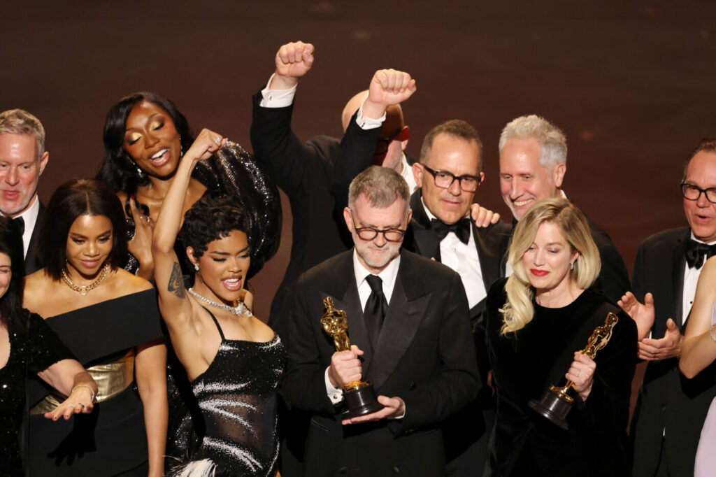 Paul Thomas Anderson i Sara Murphy odbierają Oscara za najlepszy film „Jedna bitwa po drugiej” podczas 98. gali rozdania Oscarów w Dolby Theatre w Hollywood (Los Angeles). Marzec 15, 2026.
