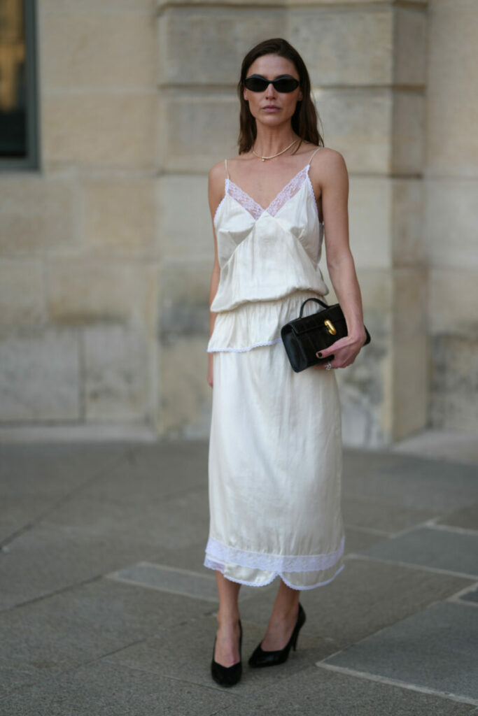 Modne sukienki na lato 2026: slip dress