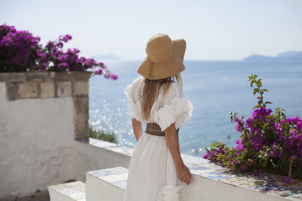 biała sukienka na lato