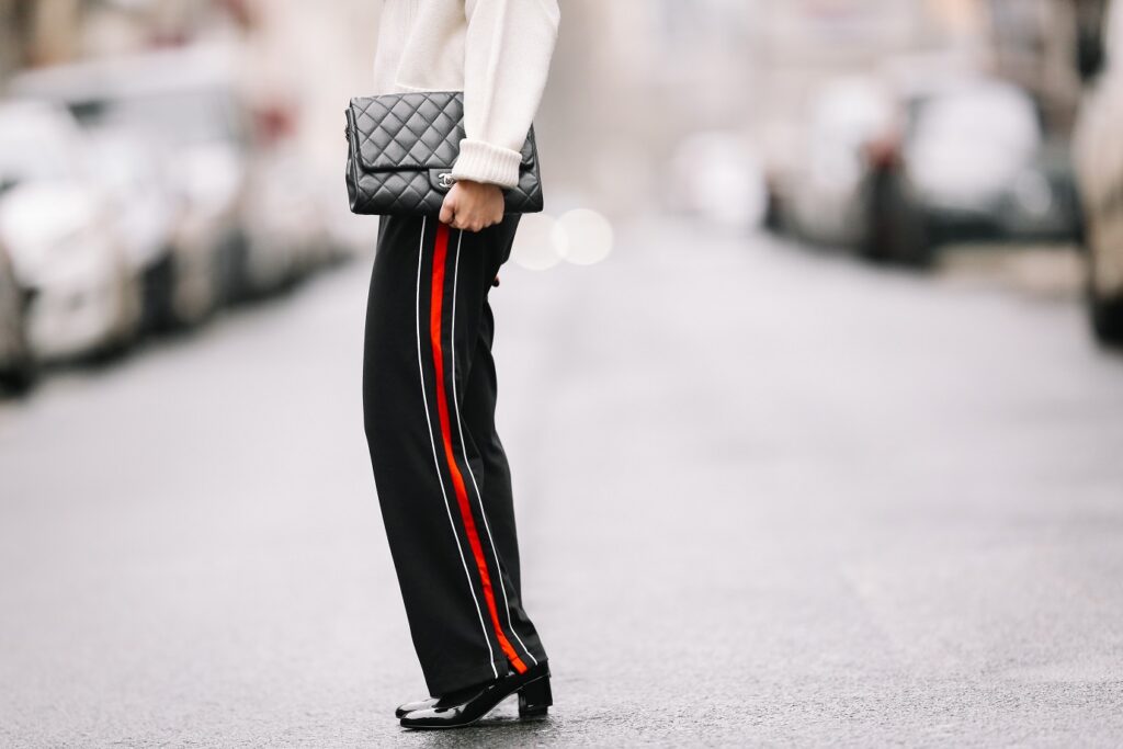 Jak nosić modne spodnie z lampasami? Stylizacje z Instagrama
