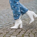 Jak nosić białe botki - do czego pasują buty w tym kolorze?