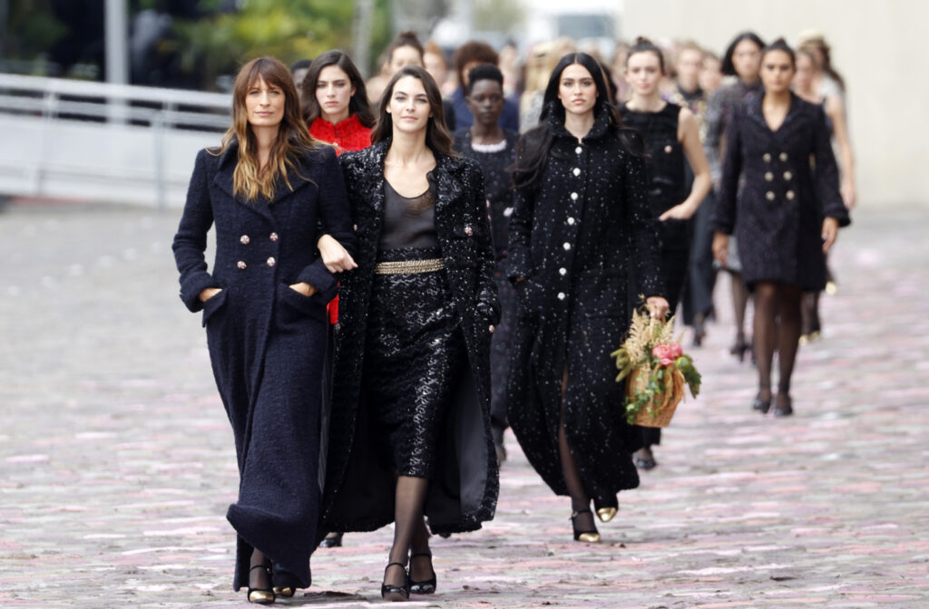 modelki na wybiegu Chanel w płaszczach damskich