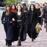 modelki na wybiegu Chanel w płaszczach damskich