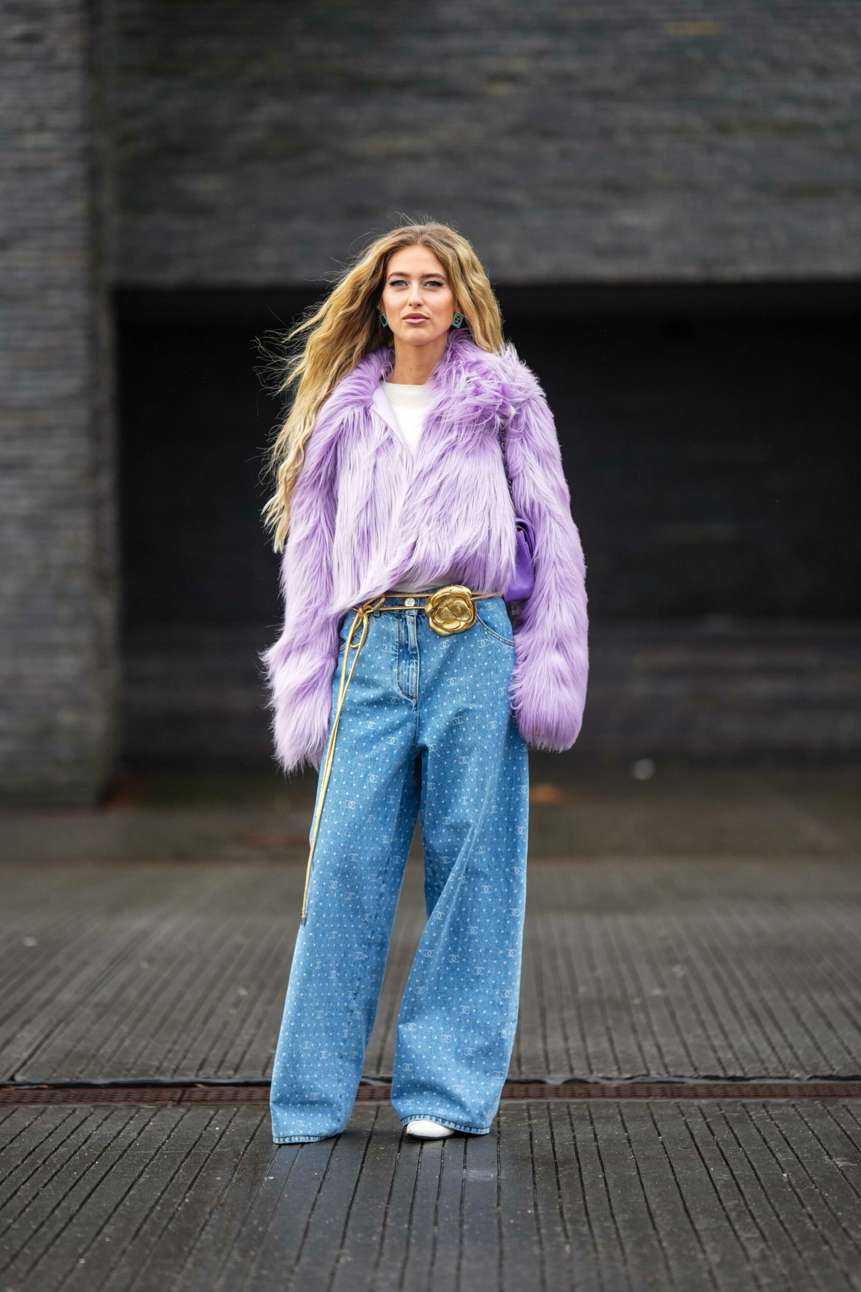 Emili Sindlev, dėvinti plačius džinsus ir violetinius kailinius