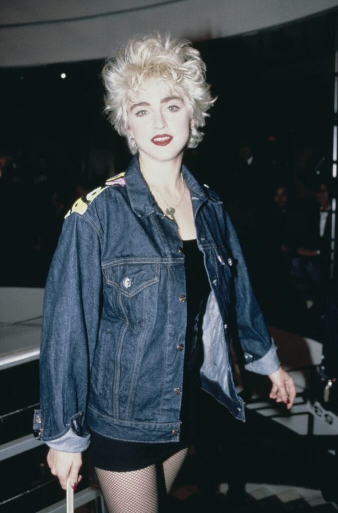 Madonna w damskiej kurtce jeasnowej