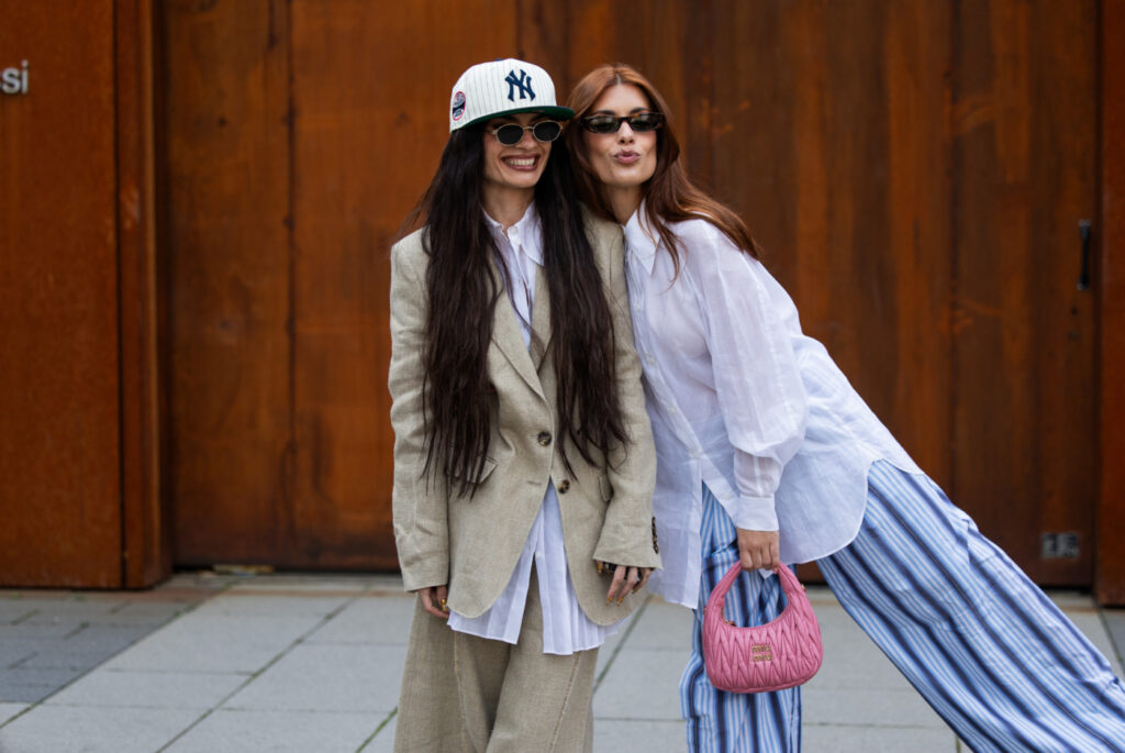 dwie kobiety modnie ubrane w koszule i przewiewne spodnie na lato