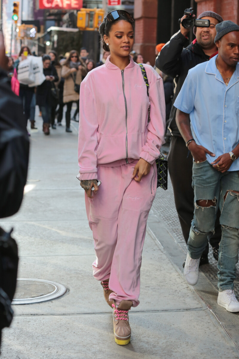 Rihanna w welurowym różowym dresie.