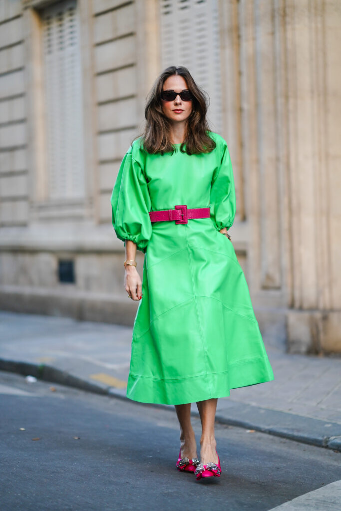 zielona sukienka w połączeniu z różowym paskiem i butami