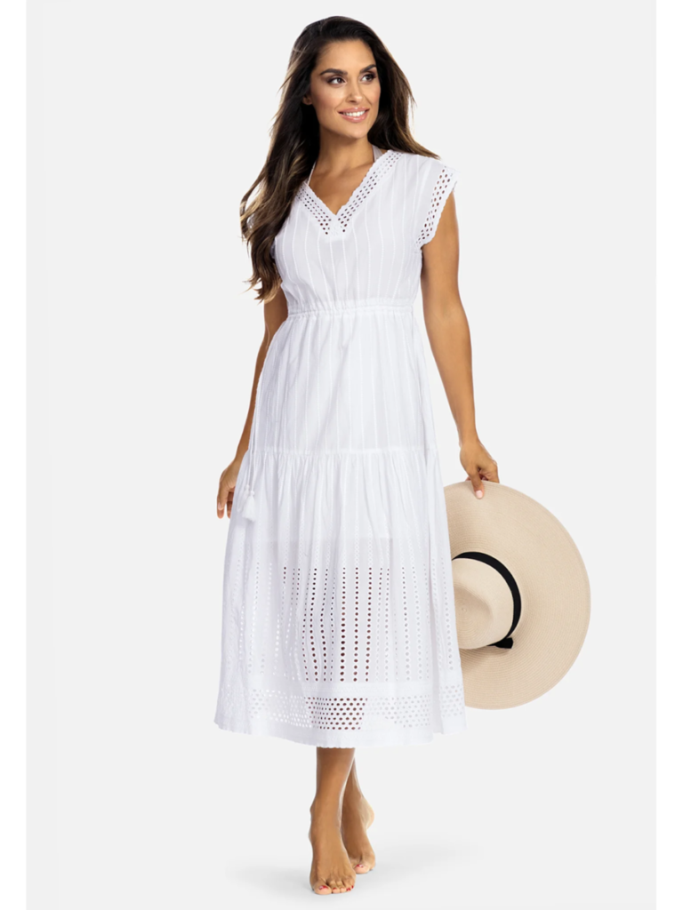 Kobieta w białej sukience na lato w stylu boho