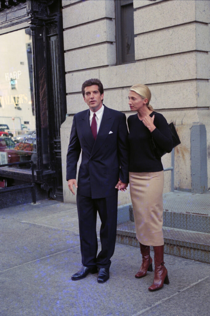 John Kennedy Junior i Carolyn Bessette Kennedy w ubraniach quiet luxury