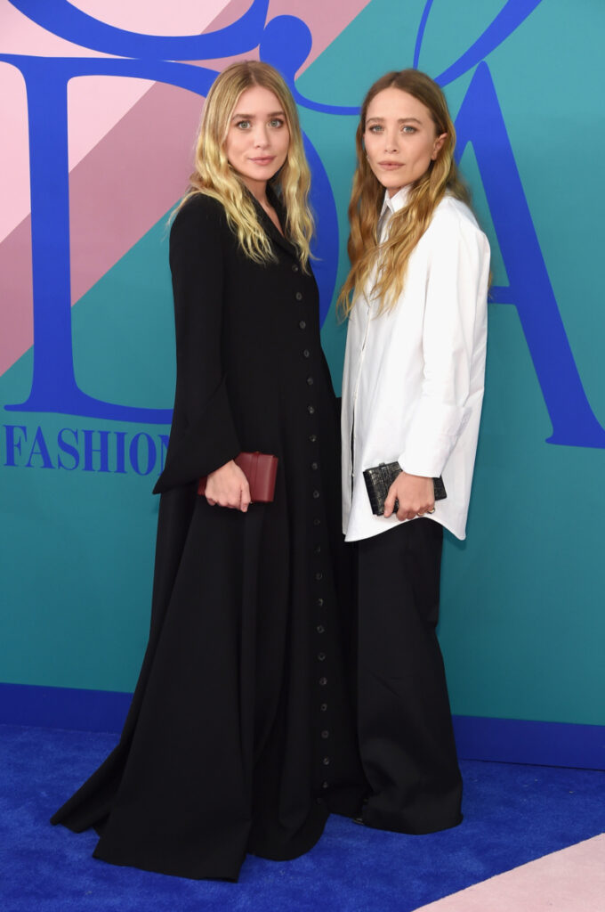 Mary-Kate i Ashley Olsen ubrane w ciuchy opierające się na trendzie quiet luxury