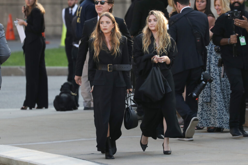 Mary-Kate i Ashley Olsen w czarnych ubraniach quiet luxury
