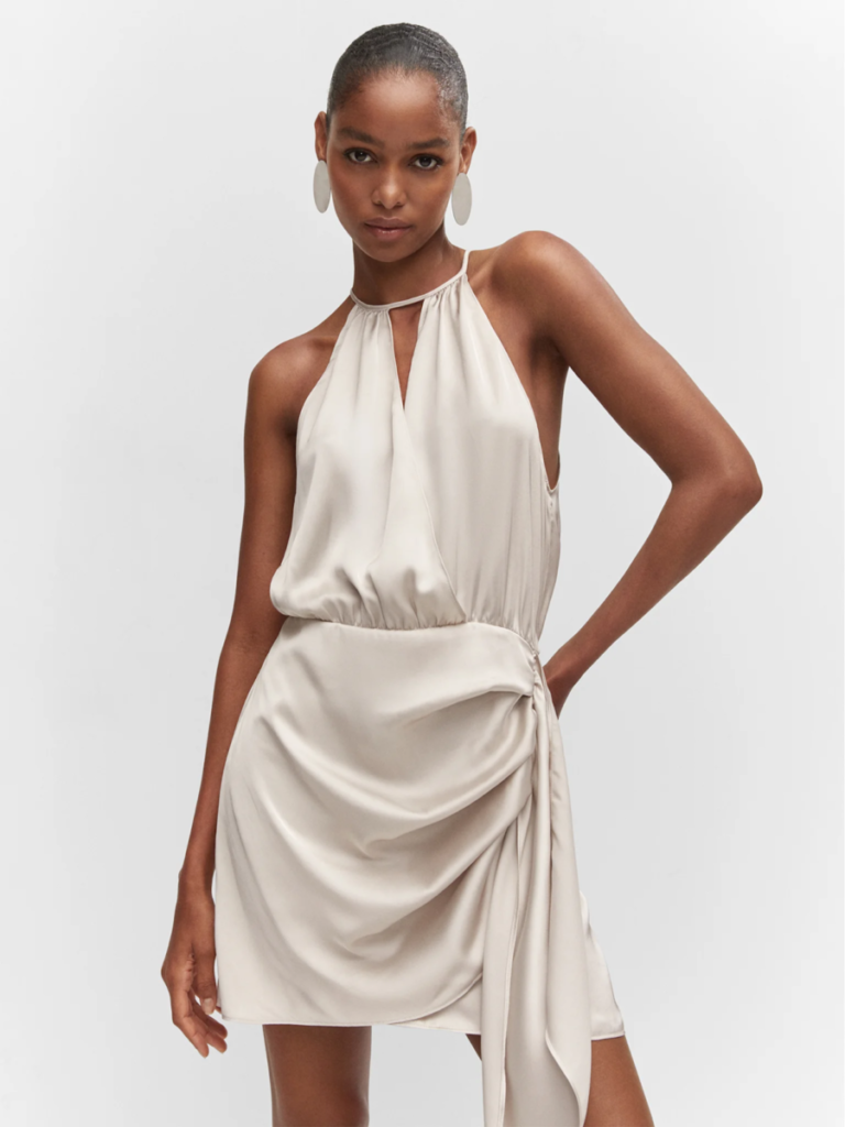 modelka w białej sukience