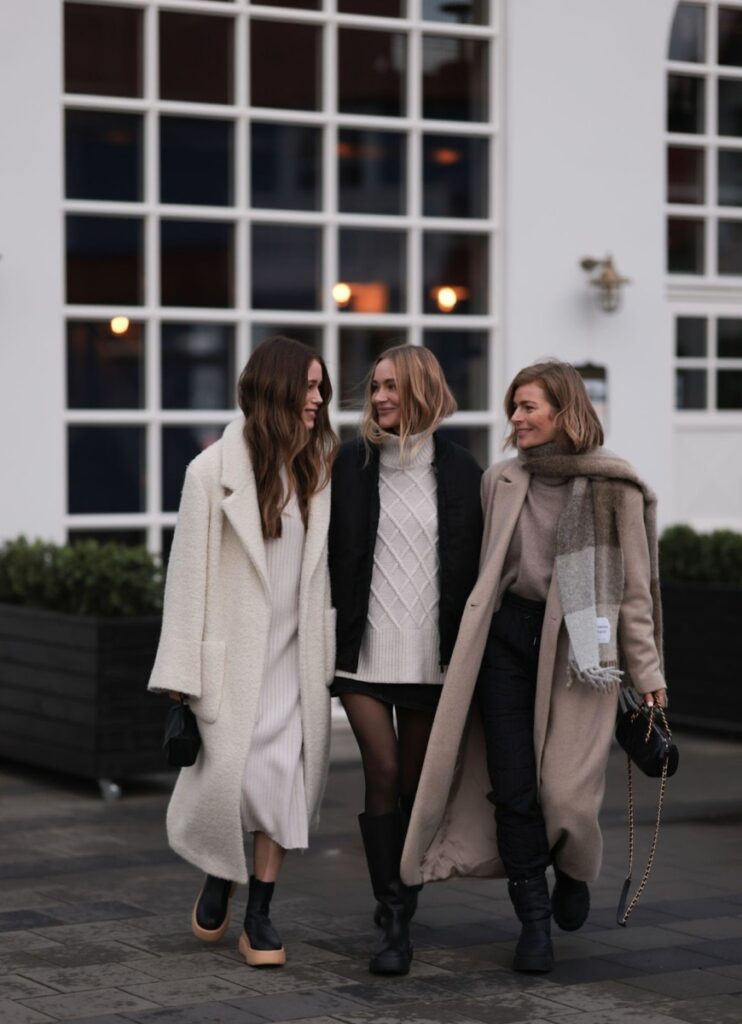 kobiety w modnych płaszczach z alpaki