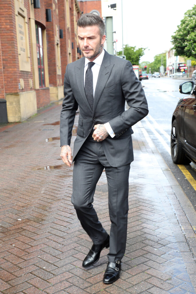 David Beckham w szarych spodniach garniturowych