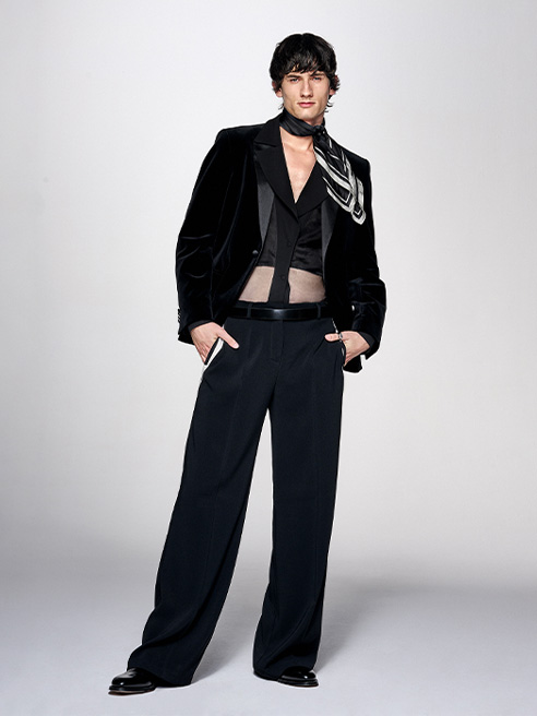 Dominik Szymański z top model w ubraniach modivo
