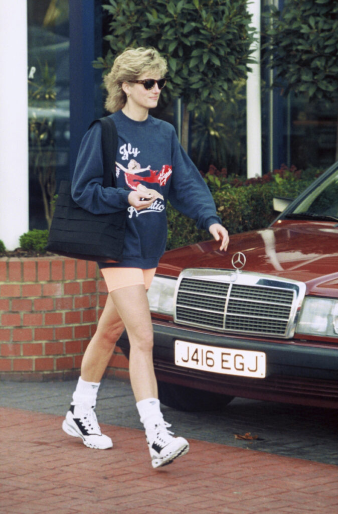 księżna Diana w bikerach, bluzie i sneakersach