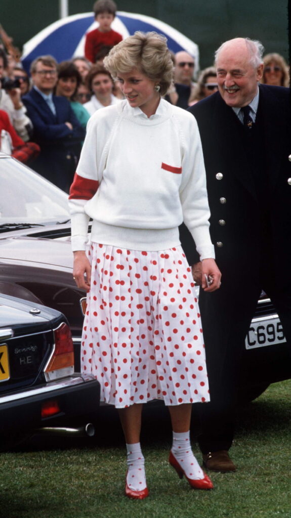 księżna Diana w spódnicy w kropki i czerwonych szpilkach