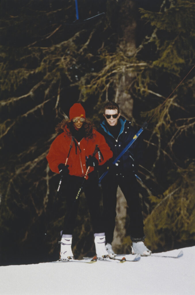 Dawid Bowie i Iman Bowie na nartach w ubraniach apres ski