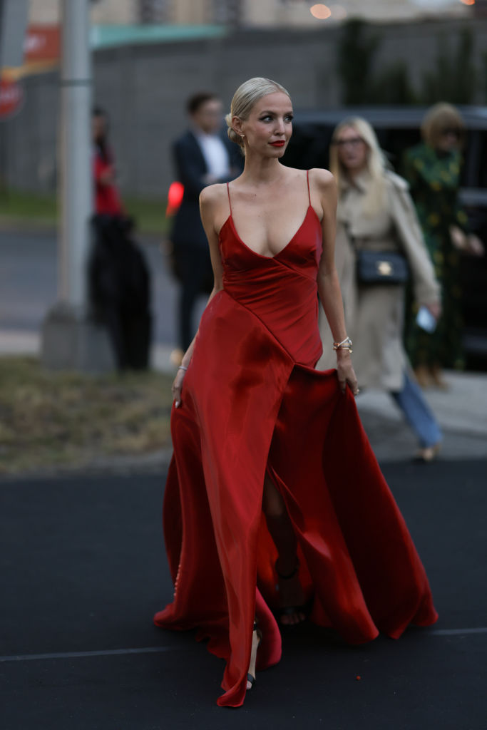 Leonie Hanne w czerwonej sukience