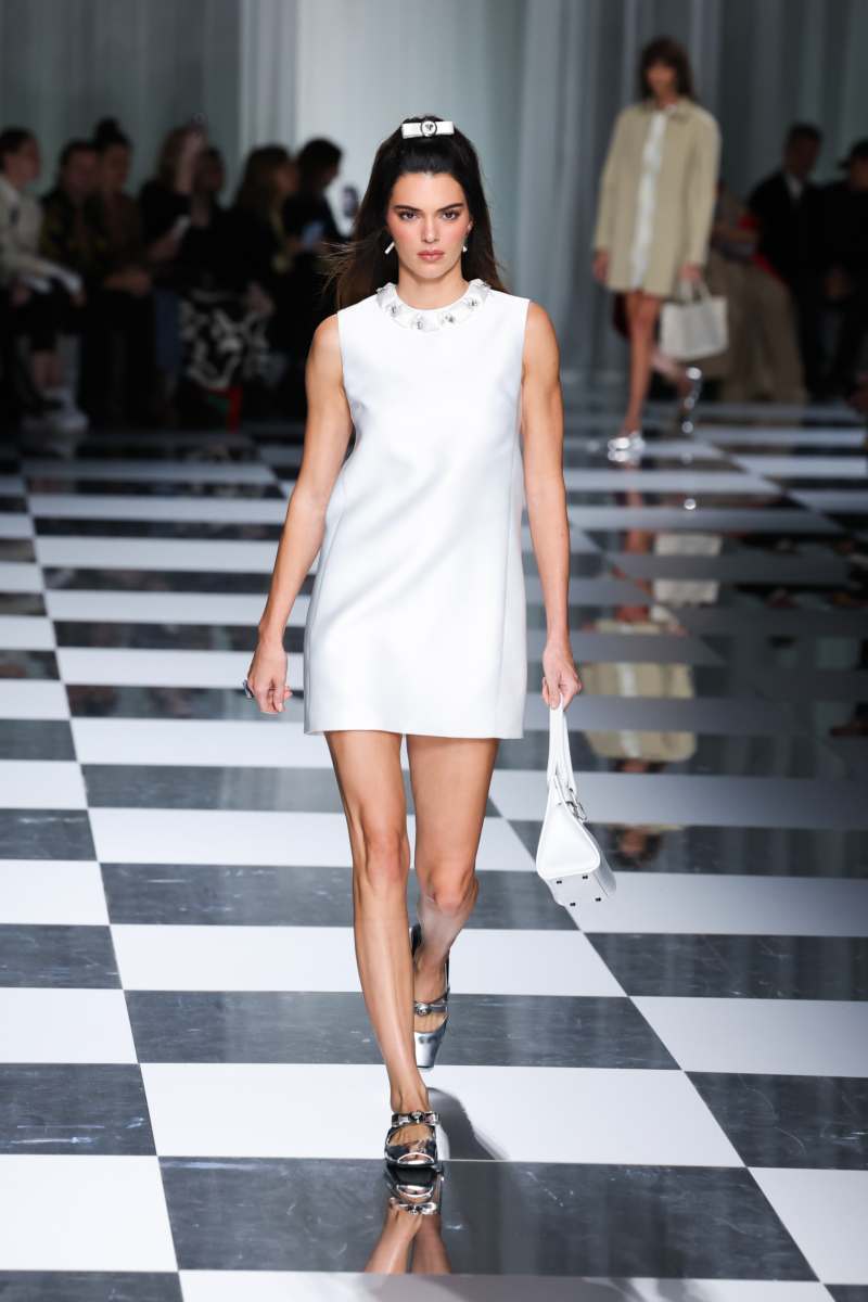 trendy wiosna-lato 2024: białe sukienki