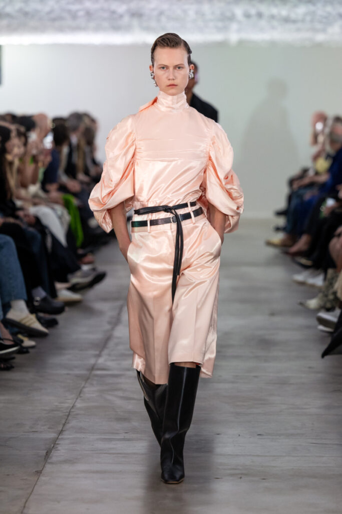 trendy wiosna-lato 2024 sukienka w kolorze peach fuzz