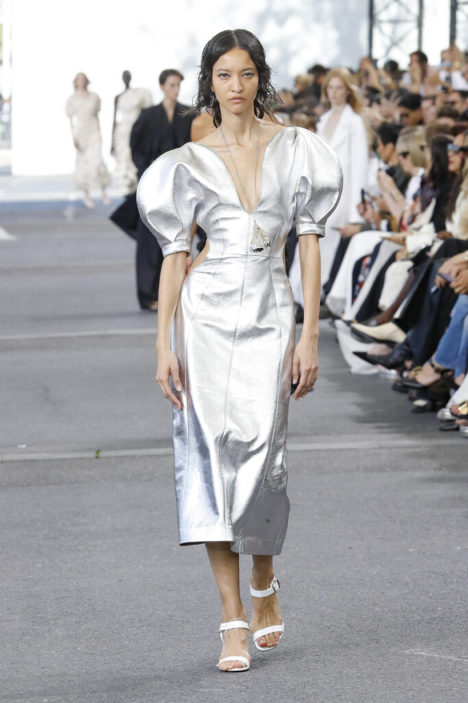 [Trendy wiosna lato 2024]: srebrne sukienki