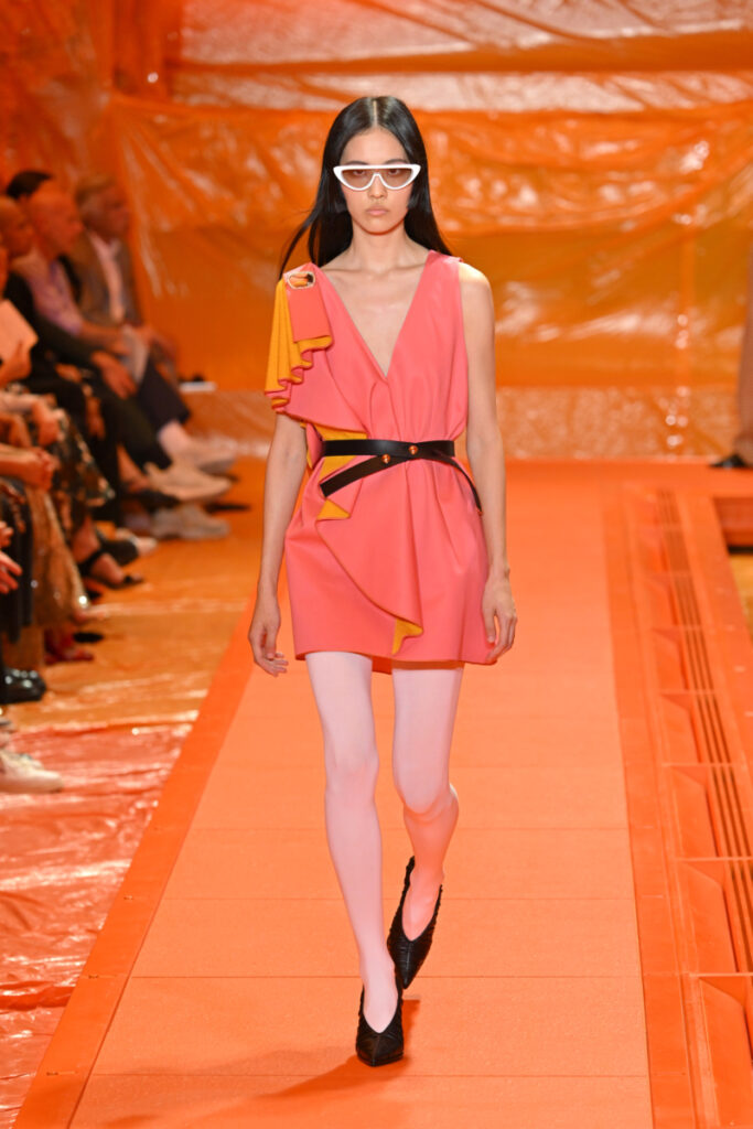 [Modne sukienki 2024]: kolor roku: Peach Fuzz