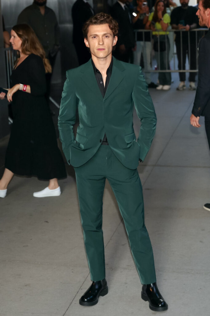 Tom Holland w zielonym garniturze