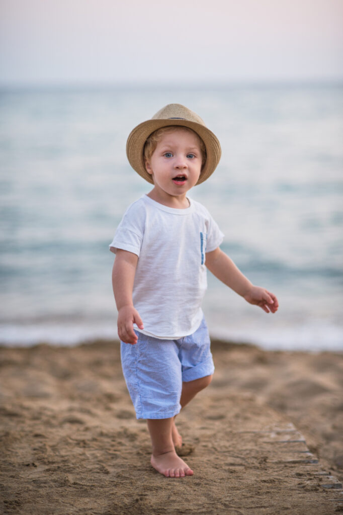 przewiewne ubranie dla chłopca na plażę