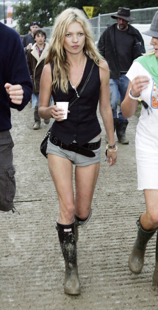 Kate Moss na festiwalu Glastonbury w 2005 roku w stylizacji z czarnymi kaloszami Hunter