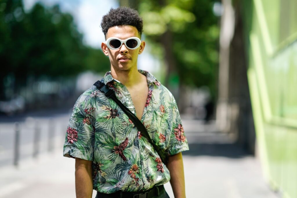 Mężczyzna ubrany w hawajską koszulę i okulary przeciwsłoneczne