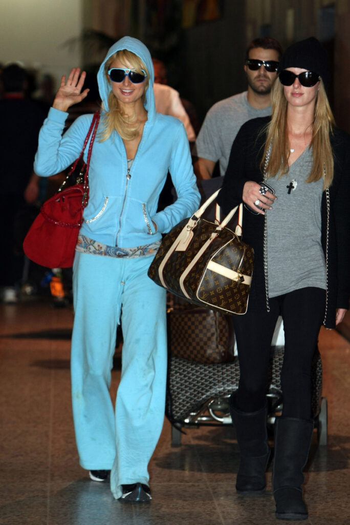 Paris Hilton na lotnisku e niebieskim komplecie dresowym marki Juicy Couture, rok 2008
