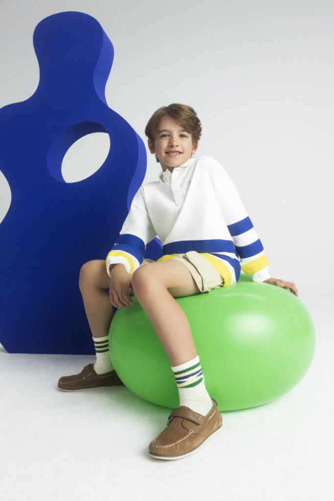 chłopiec w modnej bluzie dziecięcej typu polo