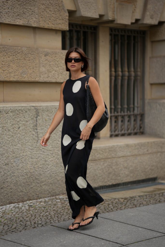 [Sukienki jesienne do pracy 2025]: w modnych wzorach 