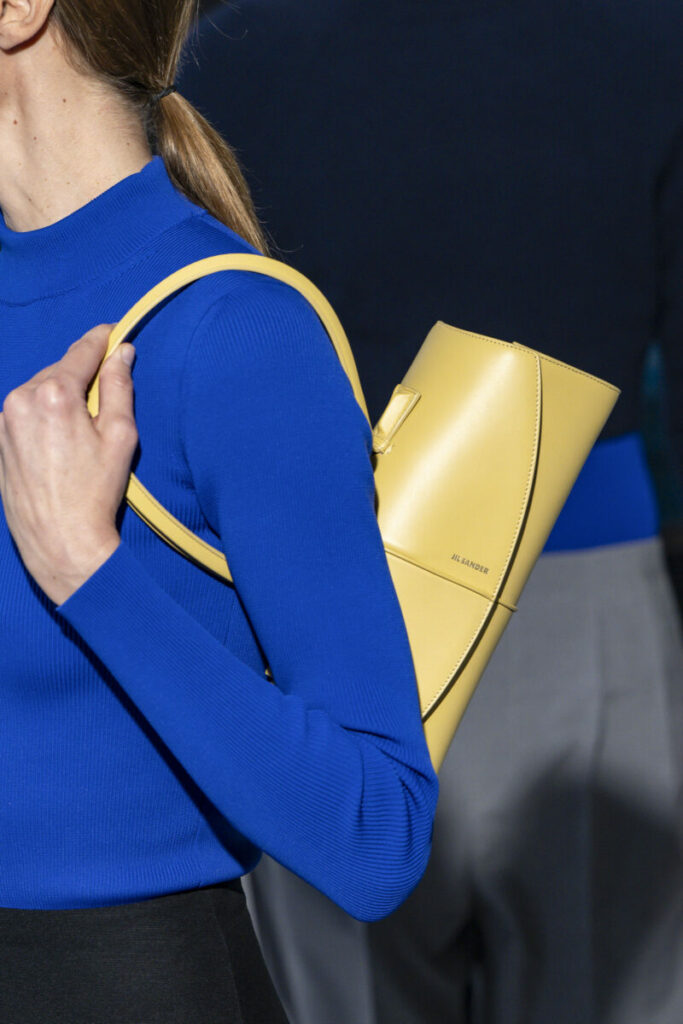 modne torebki na wiosne 2026: butter yellow 