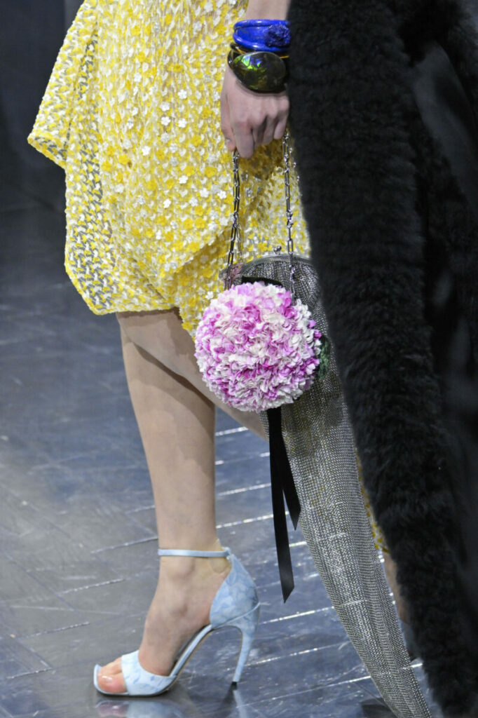 [Modne torebki wiosna-lato 2026]: na łańcuszku