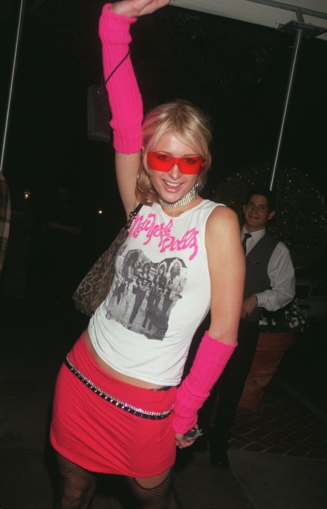 Paris Hilton w krótkiej spódniczce