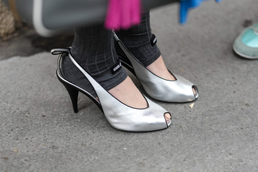 peep toe: czółenka bez palców