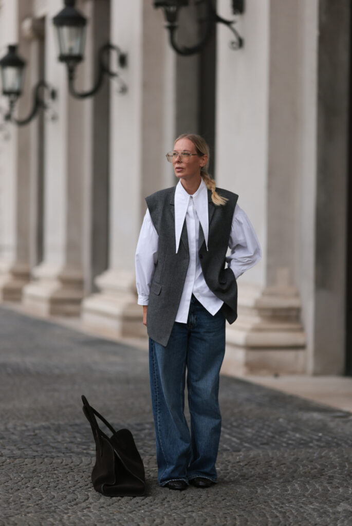 smart casual z białą koszulą i jeansami wide leg