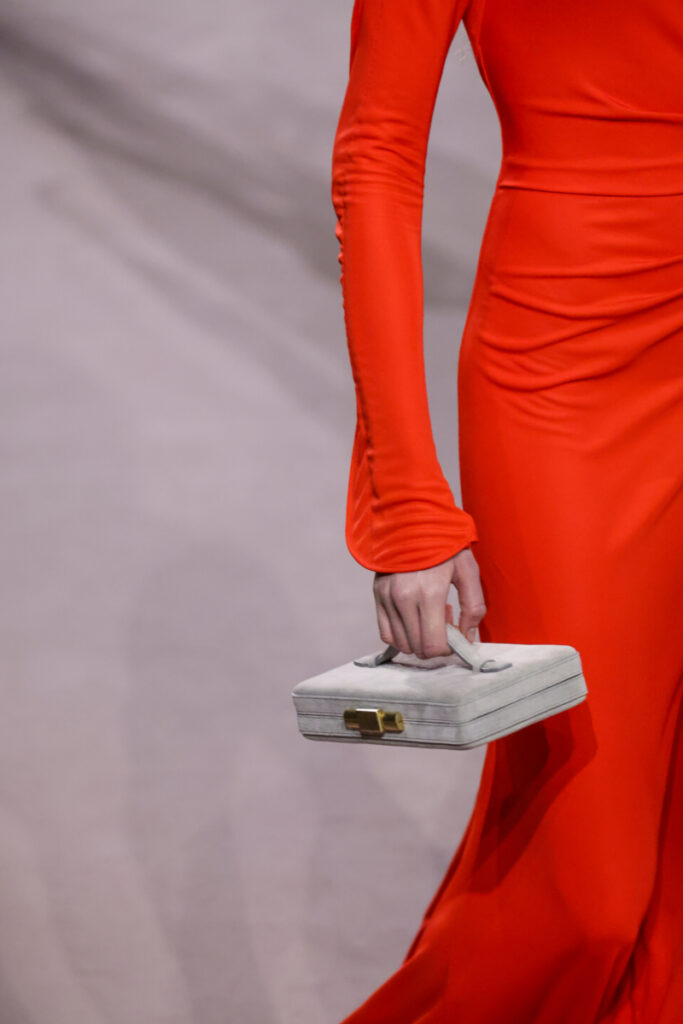 [Trendy jesień-zima 2025/2026]: nietypowe kształty, pokaz Victorii Beckham 