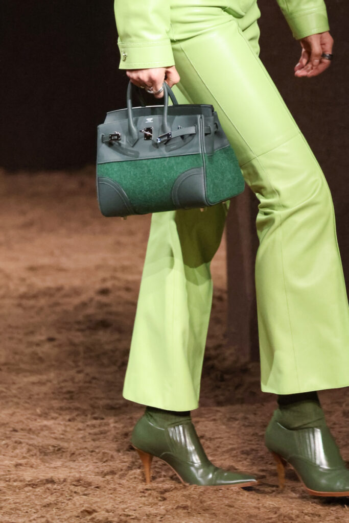 [Trendy jesień-zima 2025/2026]: kolorowe torebki, pokaz Hermes