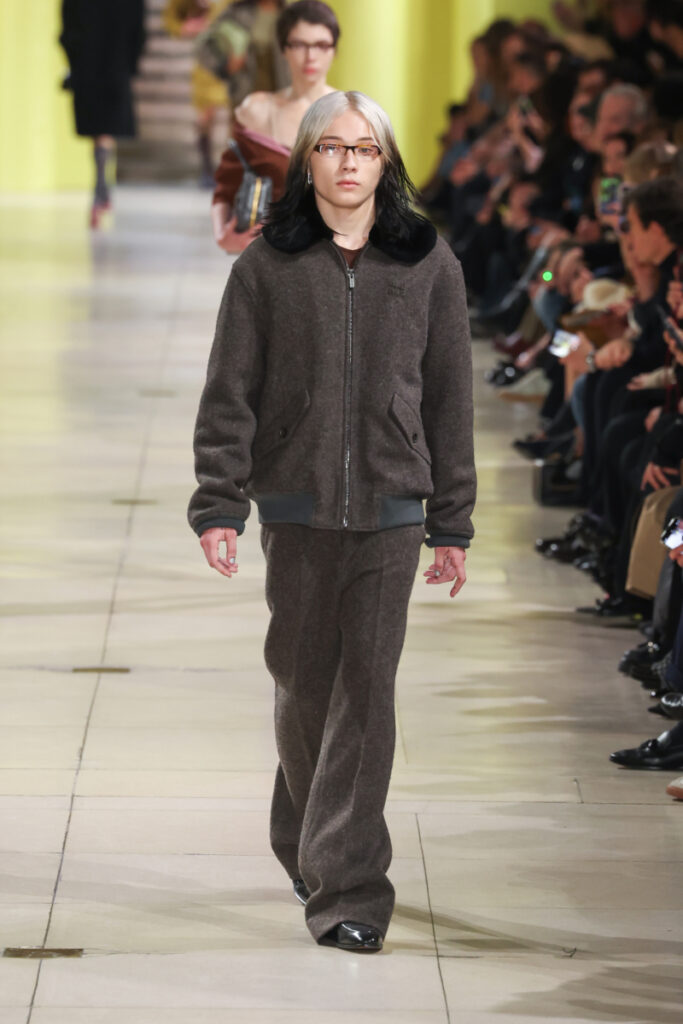 [Modne kurtki damskie na jesień i zimę 2025/2026]: barn jacket