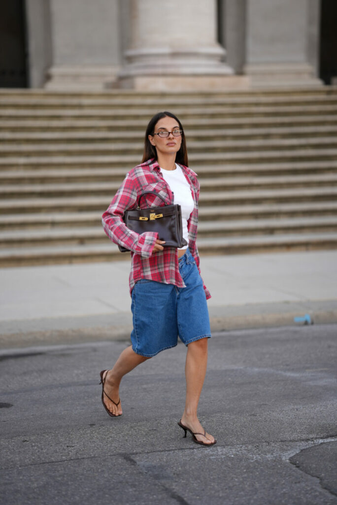 Koszula w kratę w stylizacji basic – jak ją nosić, by wyglądać modnie jesienią 2025?