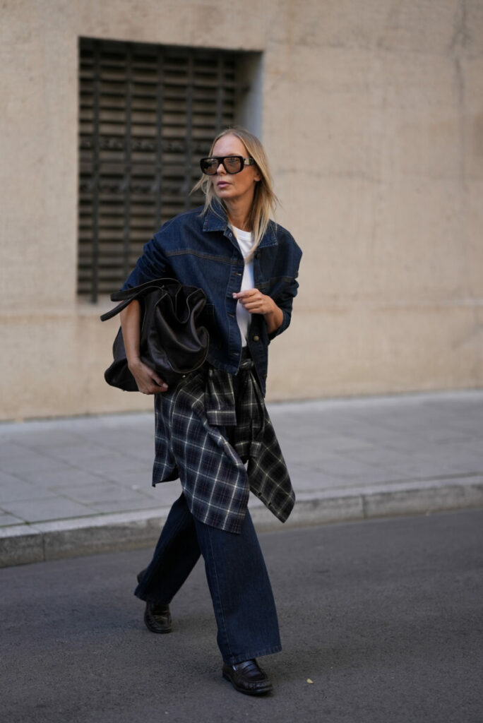 Koszula w kratę przewiązana w pasie stylizacja