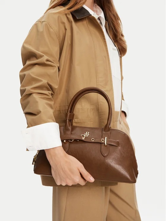 brązowa torebka marki Badura w stylizacji z kurtką barn jacket i koszulą