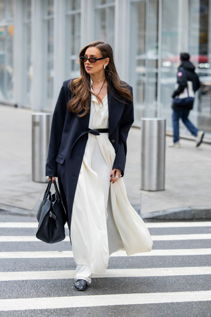 sukienka z paskiem w talii w stylu old money