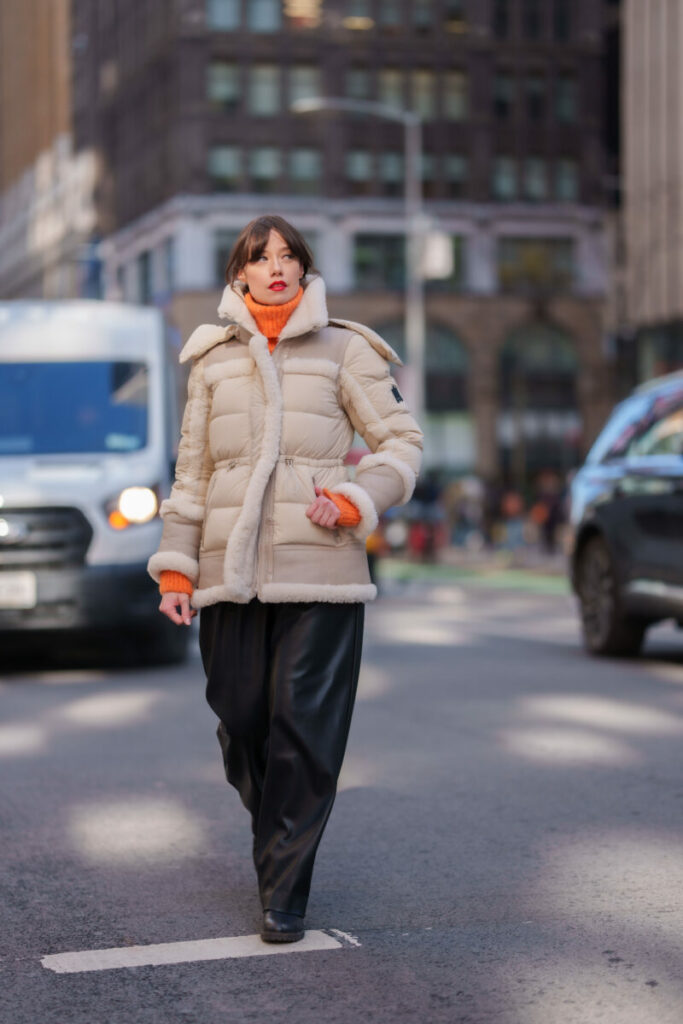 najmodniejsze kurtki damskie na zimę 2025: kożuchy 