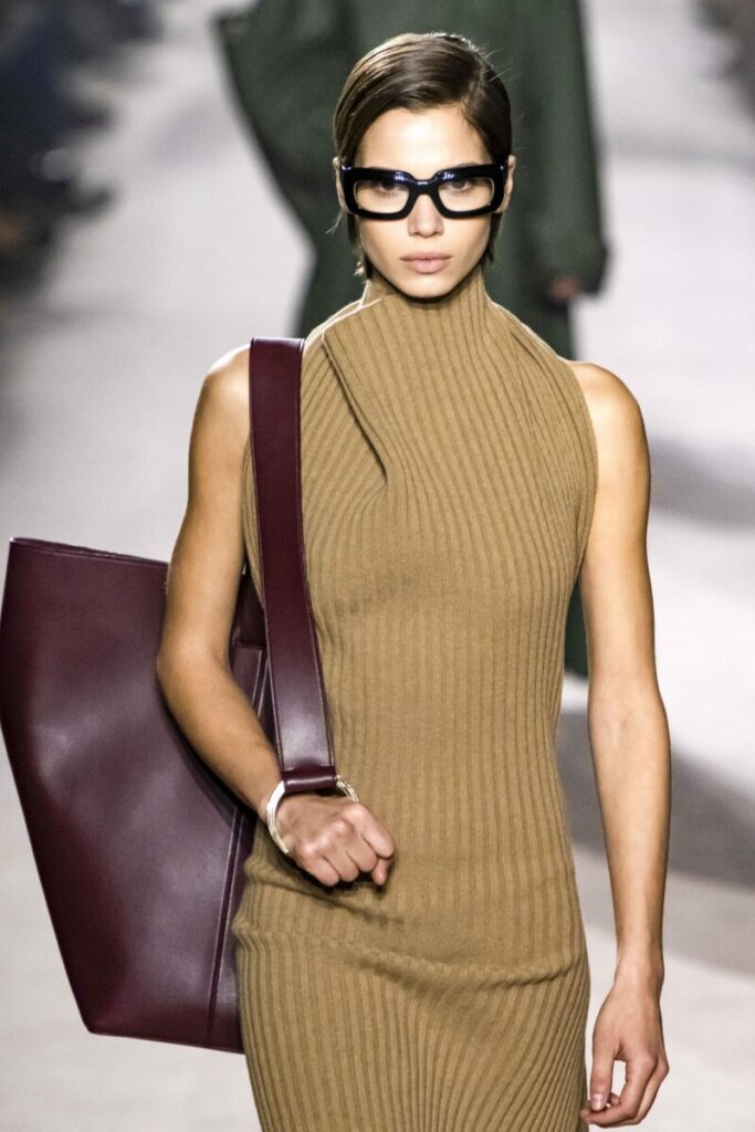 burgundowa torebka na wybiegu Victorii Beckham 