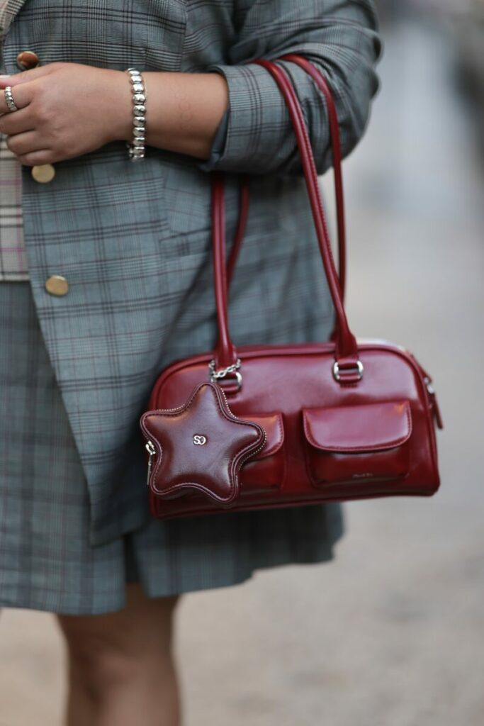 burgundowa torebka z brelokiem 